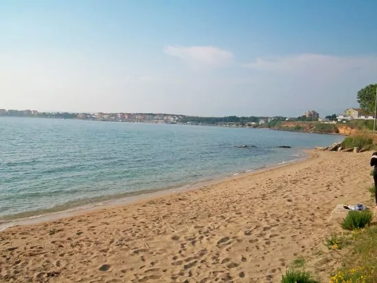 Oblázkovo písčitá pláž.