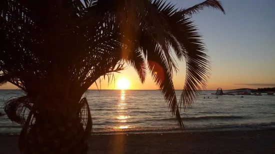 Oblázková pláž v městečku Povljana.