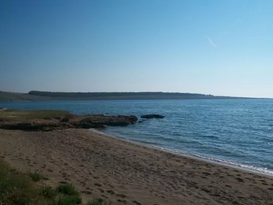 Oblázkovo písčitá pláž.