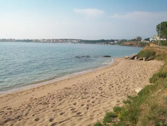 Oblázkovo písčitá pláž.