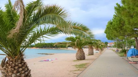 Oblázková pláž v městečku Povljana.