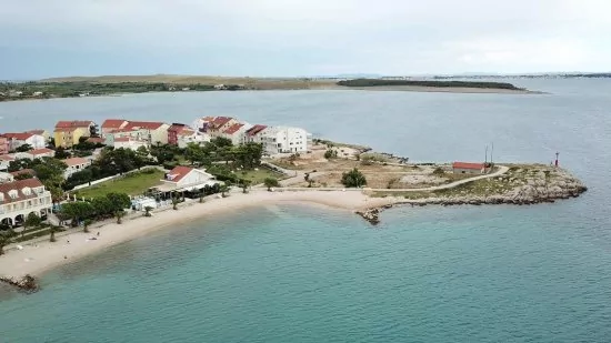 Letecký pohled na pobřeží a městečko Povljana.