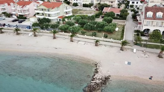 Letecký pohled na pobřeží a městečko Povljana.