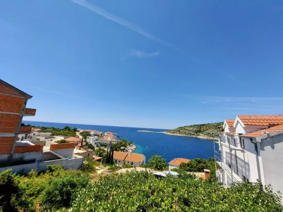 Výhled na pobřeží a zátoku města Ražanj.