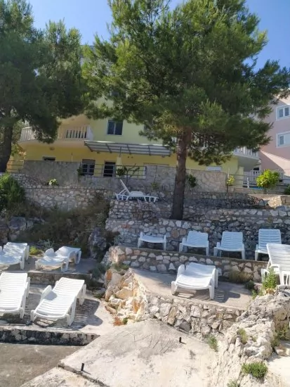 Betonová pláž v blízkosti objektu.