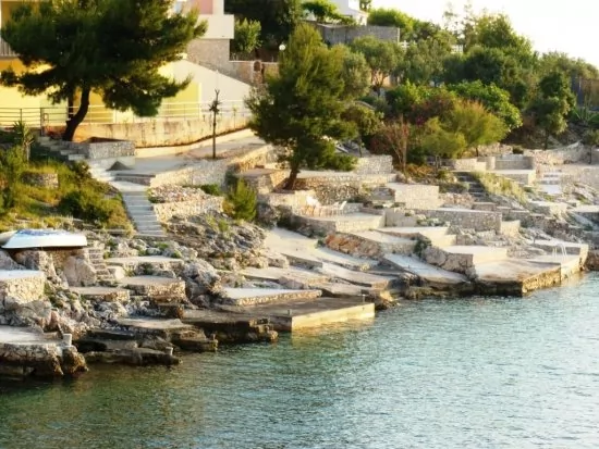 Betonová pláž v blízkosti objektu.