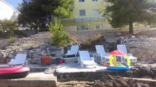 Betonová pláž v blízkosti objektu.