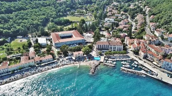 Letecký pohled na pobřeží a město Mošćenička Draga.