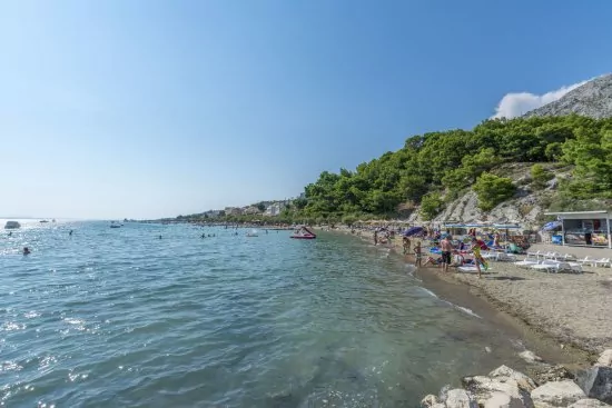 Písečná pláž 200 m pěší chůzí od objektu.