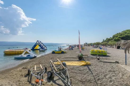 Písečná pláž 200 m pěší chůzí od objektu.