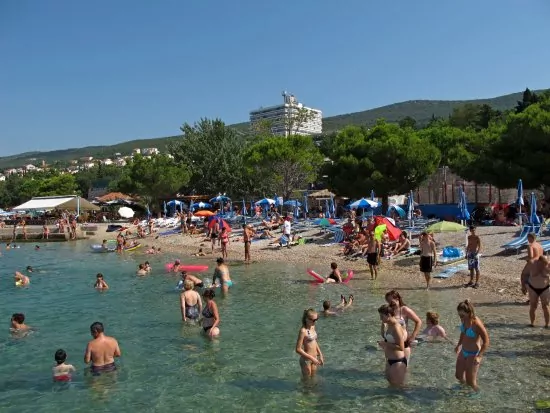 Pláž se nachází do 450 m pěší chůzí od objektu.