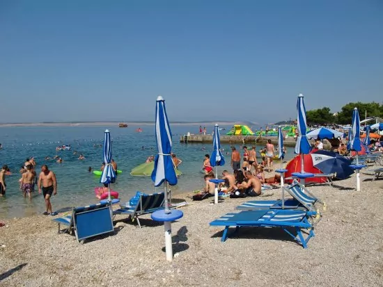 Pláž se nachází do 450 m pěší chůzí od objektu.