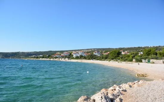 Oblázková pláž pouze 100 m pěší chůzí od vily.