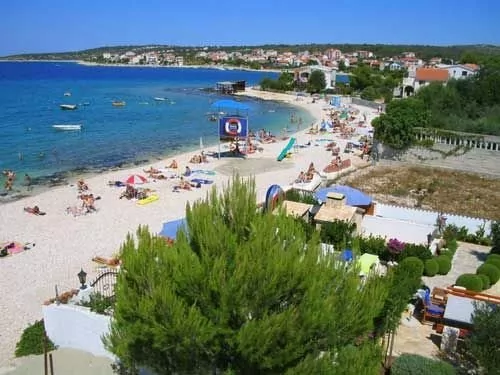 Oblázková pláž do 300 m od objektu.