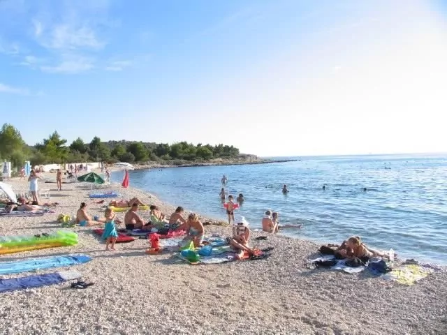 Oblázková pláž do 300 m od objektu.