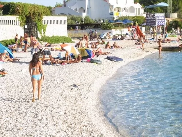 Oblázková pláž s pozvolným vstupem do moře 300 m od objektu.