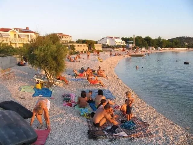 Oblázková pláž do 300 m od objektu.