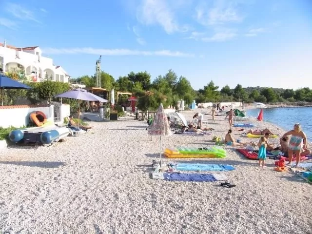 Oblázková pláž do 300 m od objektu.