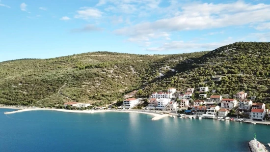 Letecký pohled na pobřeží a městečko Marina.