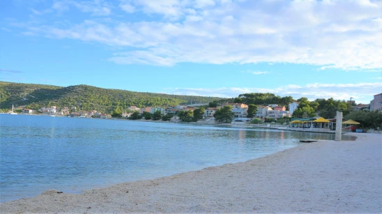 Oblázková pláž u objektu.