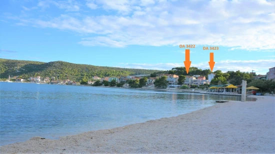 Oblázková pláž u objektu.