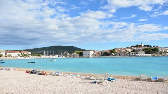 Nádherná oblázková pláž 600 m od objektu.