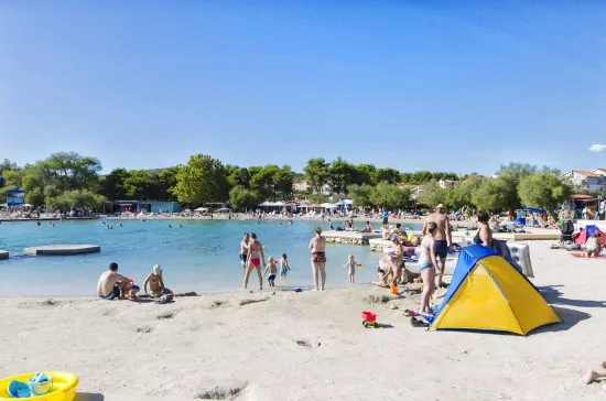 Moře a pláž pouze 85 m od objektu.