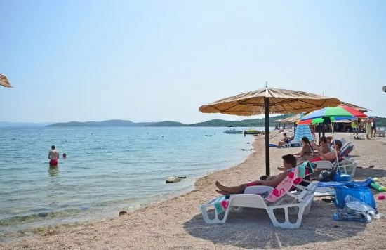 Nádherná oblázková pláž 150 m od objektu.