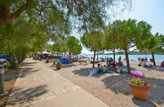 Nádherná oblázková pláž 150 m od objektu.