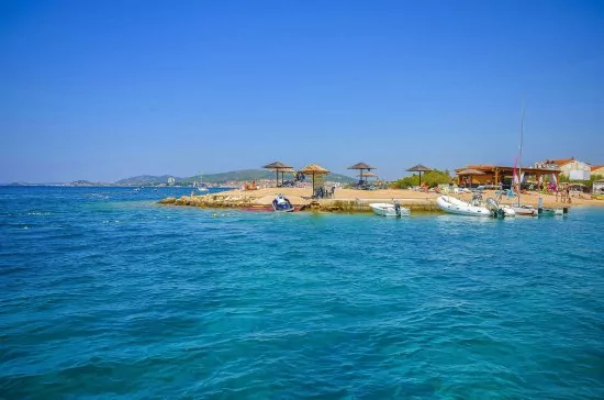 Nádherná oblázková pláž 150 m od objektu.