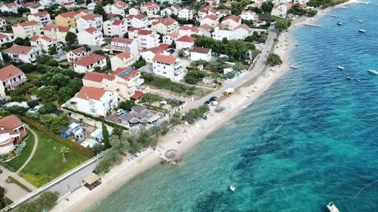 Letecký pohle dna pobřeží a město Srima (Vodice).