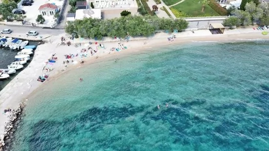 Letecký pohle dna pobřeží a město Srima (Vodice).