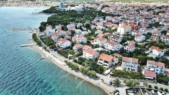 Letecký pohle dna pobřeží a město Srima (Vodice).