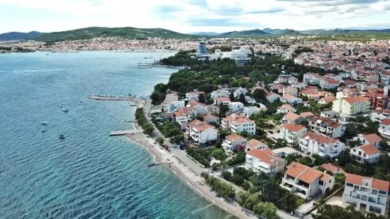 Letecký pohle dna pobřeží a město Srima (Vodice).