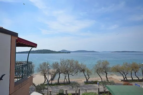 Pláž přímo u objektu.