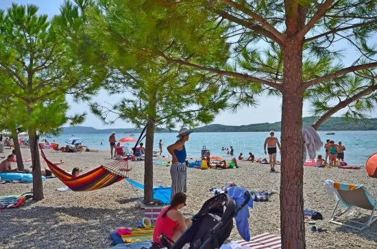 Oblázková pláž ve městě Vodice.