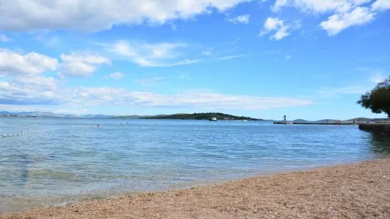 Pláž ve městě Vodice.