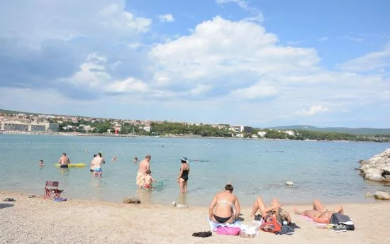 Oblázková pláž Porporela vzdálená 1,7 km pěší chůzí od objektu.