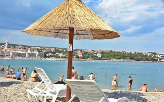 Oblázková pláž Porporela vzdálená 1,7 km pěší chůzí od objektu.