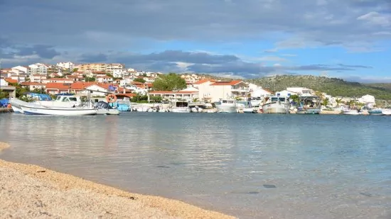 Oblázková pláž v městě Rogoznica 1,2 km od objektu.