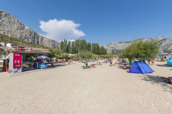 Krásná písečná pláž 130 m od objektu.