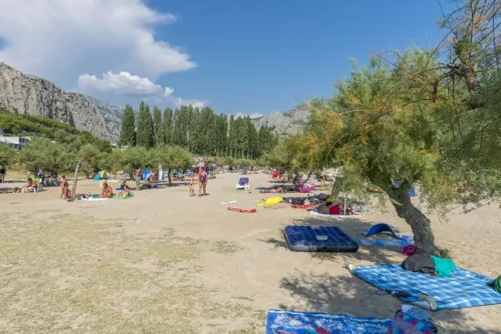 Krásná písečná pláž 130 m od objektu.