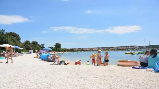 Velká oblázková pláž 900 m od objektu.