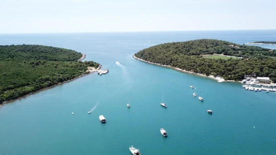 Letecký pohled na pobřeží a město Banjole.