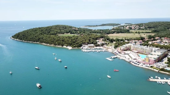 Letecký pohled na pobřeží a město Banjole.