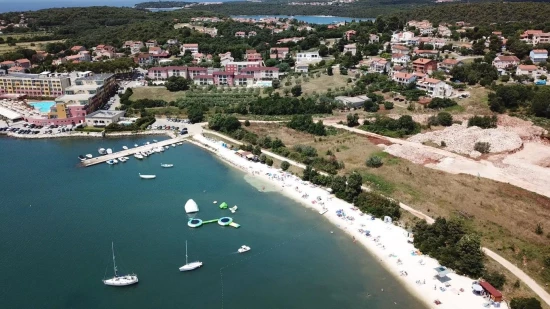 Letecký pohled na pobřeží a město Banjole.