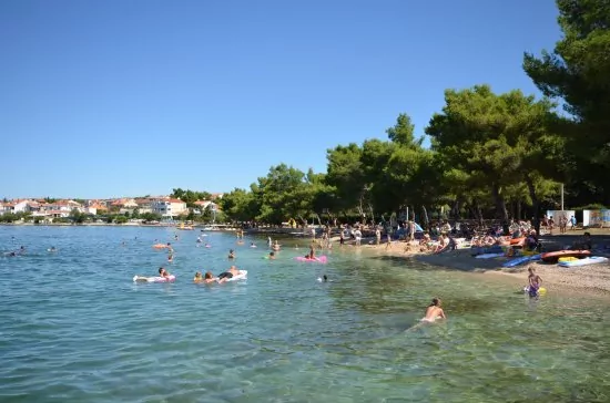 Oblázková pláž 200 m od objektu.