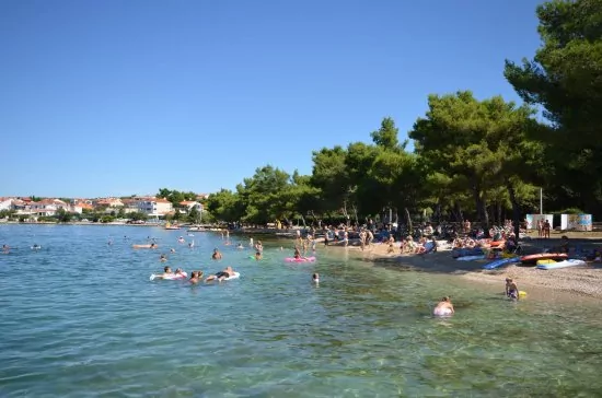 Oblázková pláž 200 m od objektu.