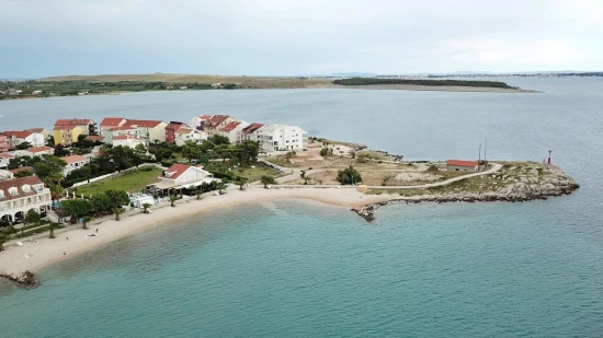 Letecký pohled na pobřeží a městečko Povljana.