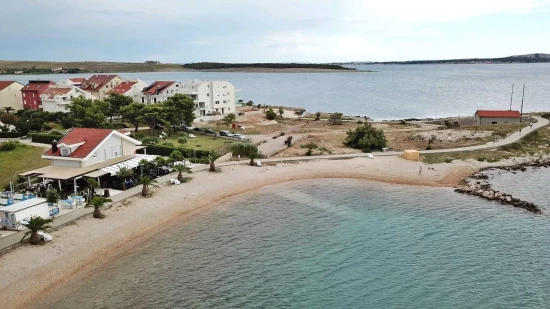 Letecký pohled na pobřeží a městečko Povljana.